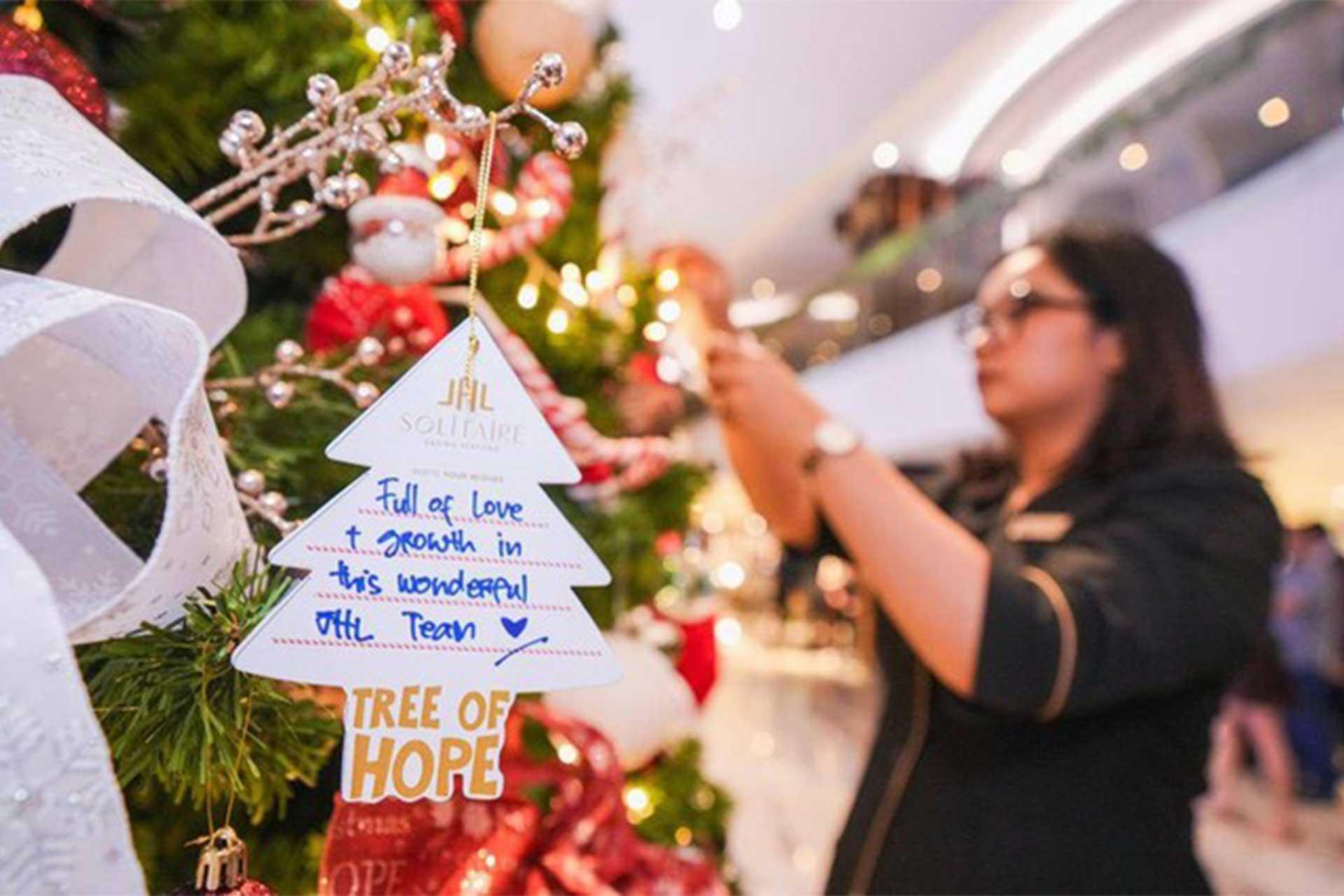 Intip Tradisi Tree Lighting hingga Tree of Hope Jelang Perayaan Natal di Tangerang