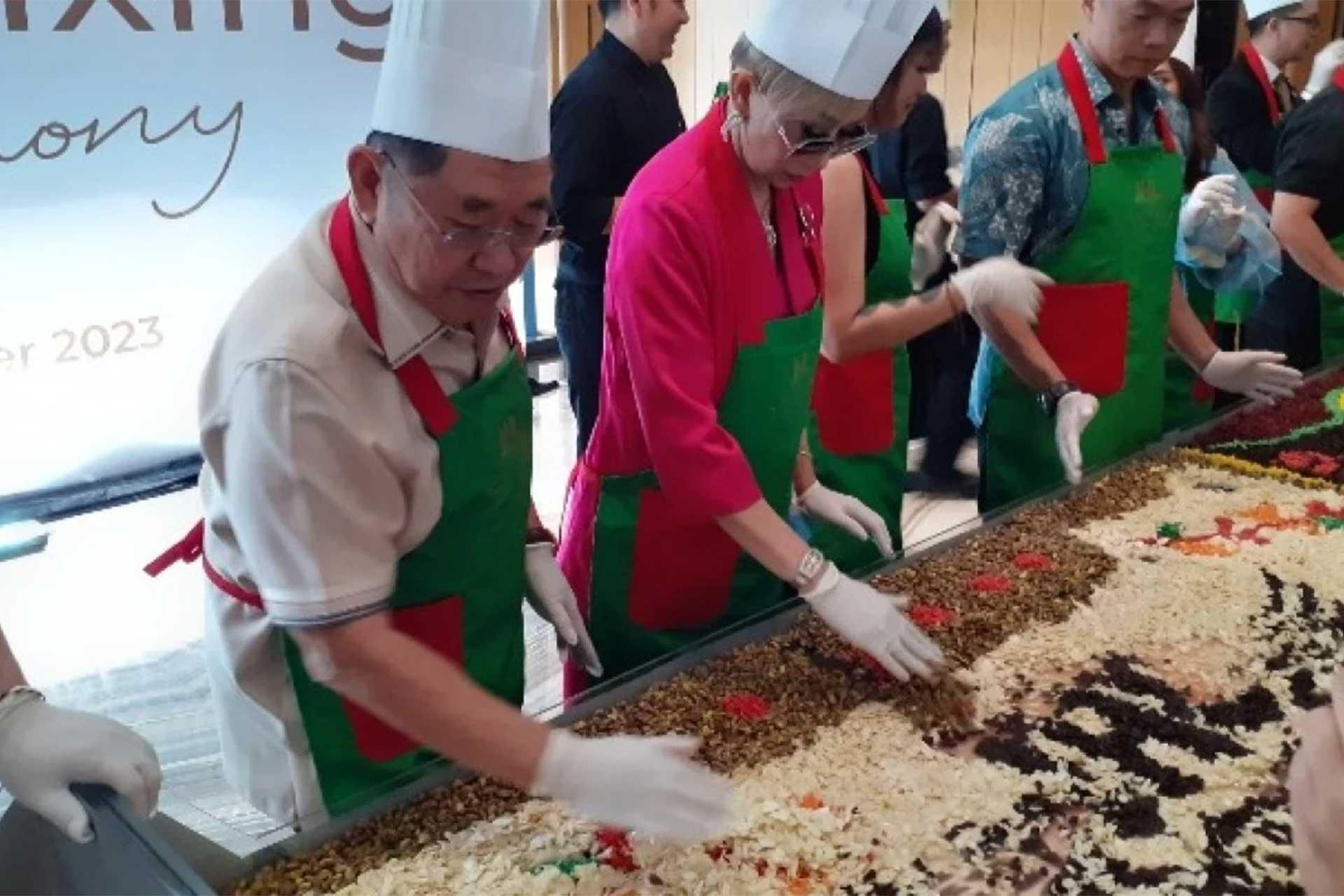 Sambut Hari Natal, Hotel di Tangerang Gelar Cake Mixing Tradisi Asal Inggris