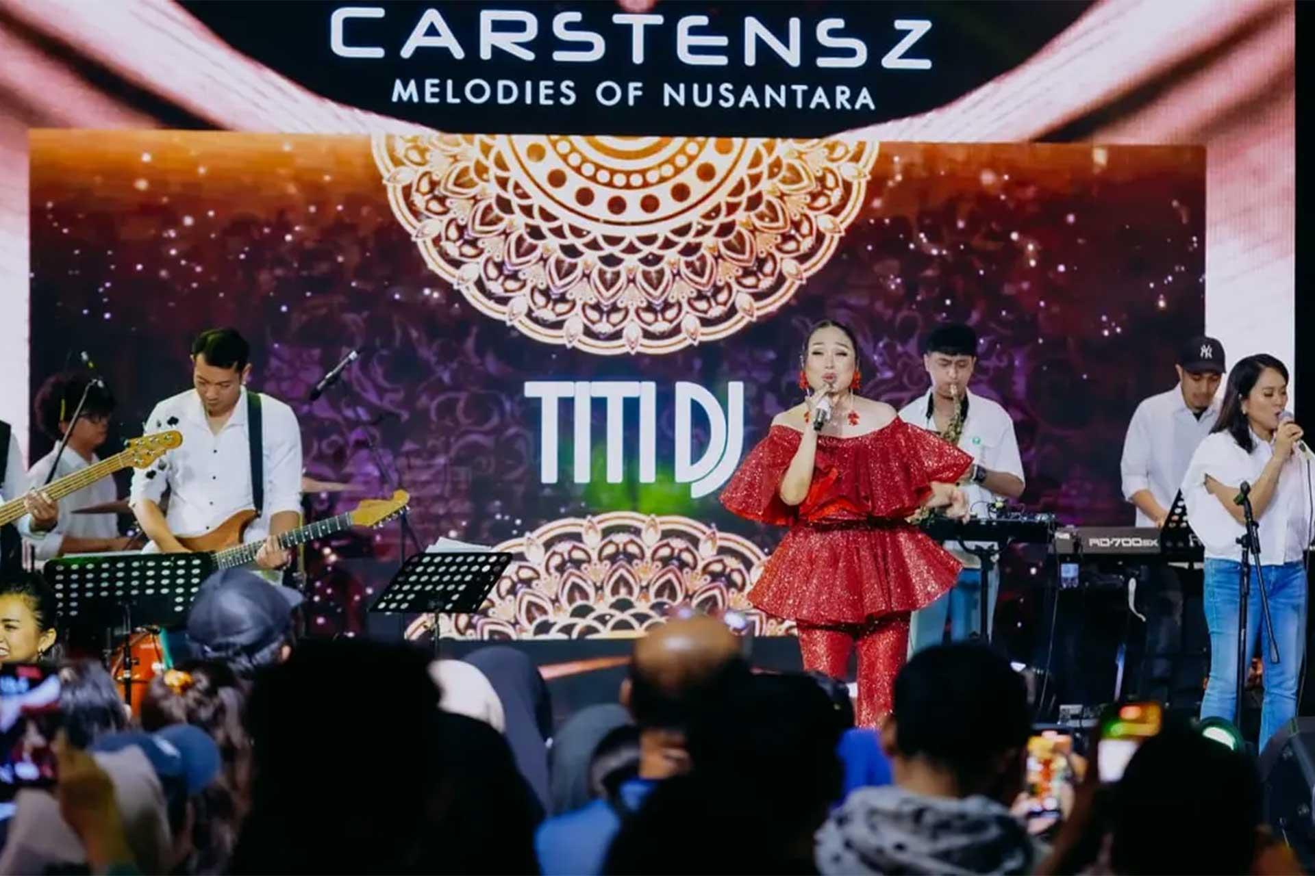 Bawakan Lagu Barunya Top Forty, Titi DJ Menghipnotis Pengunjung Carstensz Mall